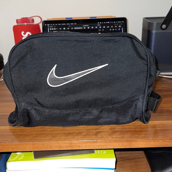 nike toiletry bag
